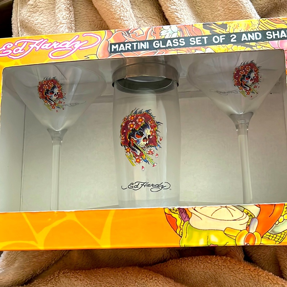 Ed Hardy set of glass shaker with 2 Martini Glasses 🍸